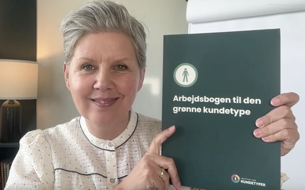 Jannie med arbejdsbogen til kundetypemetoden